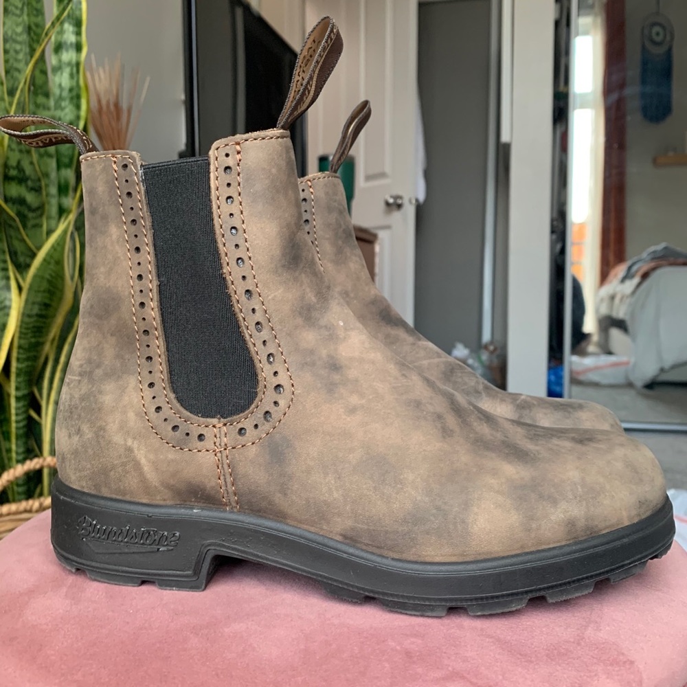 Blundstone Chelsea boots in rustic brown leather